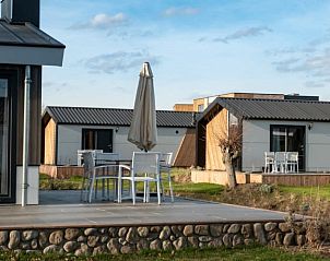 Eetkamer in Vakantiehuis Hackfort 6 in Kerkdriel met uitzicht op de groene omgeving van Gelderland.