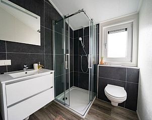 Sfeervolle slaapkamer in Vakantiehuis Hackfort 6 in Kerkdriel, ideaal voor een rustgevende nacht.