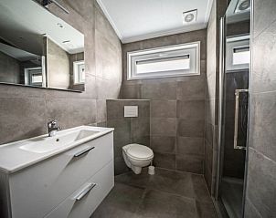 Ruime woonkamer in Vakantiehuis Hackfort 6 met veel natuurlijk licht in Gelderland.