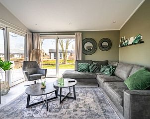 Gezellige zithoek in Vakantiehuis Hackfort 6, perfect voor ontspanning in het Rivierengebied.