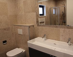 Luxe badkamer in Vakantiehuis Just Nature 6, Kerkdriel, met dubbele wastafel.