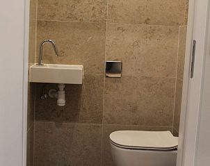 Modern toilet in Vakantiehuis Just Nature 6, Rivierengebied, Gelderland.