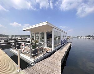 Mi La Luna vakantiehuis op het water in Kerkdriel, Gelderland met uitzicht op de haven.