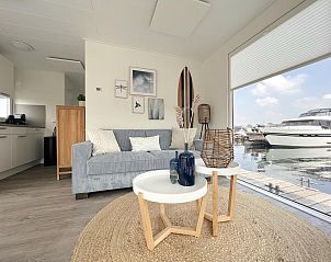 Stijlvolle binnenruimte in Mi La Luna vakantiehuis in Kerkdriel, Gelderland met comfortabele zithoek.