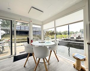 Eetruimte met veel lichtinval in Mi La Luna vakantiehuis in Kerkdriel, Gelderland.