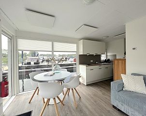 Open keuken in Mi La Luna vakantiehuis in Kerkdriel, Gelderland met uitzicht op het water.