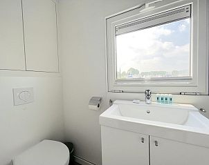 Moderne badkamer in Mi La Luna vakantiehuis in Kerkdriel, Gelderland met uitzicht op de jachthaven.