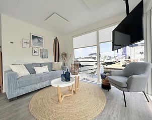 Lichte woonkamer in Mi La Luna vakantiehuis in Kerkdriel, Gelderland met comfortabele meubels.