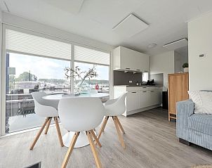 Eethoek met uitzicht op het water in Mi La Luna vakantiehuis in Kerkdriel, Gelderland.