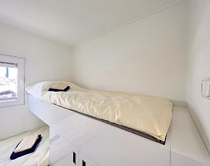 Bovenste stapelbed in Mi La Luna vakantiehuis in Kerkdriel, Gelderland met uitzicht op de haven.