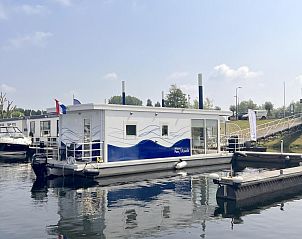 Mi La Luna vakantiehuis in Kerkdriel, Gelderland met Nederlandse vlag en havenomgeving.