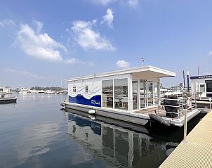 Mi La Luna vakantiehuis in Kerkdriel, Gelderland met moderne architectuur en havenzicht.