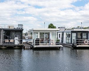 Mi La Luna vakantiehuis in Kerkdriel, Gelderland tussen andere moderne vakantiehuizen.