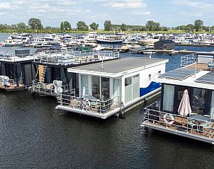 Luchtfoto van Mi La Luna vakantiehuis in Kerkdriel, Gelderland met omliggende boten.
