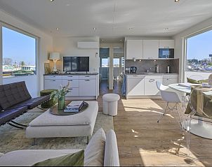 Moderne binnenruimte van Casa de la Luz in Kerkdriel, Gelderland, met open keuken en comfortabele woonkamer.