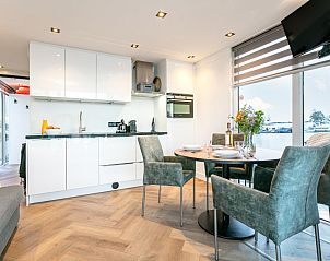 Moderne keuken in The Queen vakantiehuis in Kerkdriel, ideaal voor een comfortabel verblijf in Gelderland.