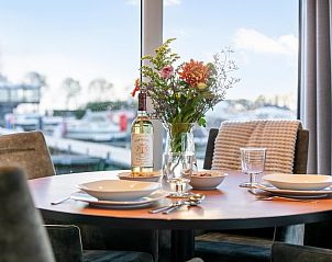 Gezellige eethoek in The Queen vakantiehuis met uitzicht op de natuur van Kerkdriel, Rivierengebied.