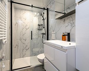 Moderne badkamer in The Queen vakantiehuis, gelegen in het schilderachtige Kerkdriel, Gelderland.