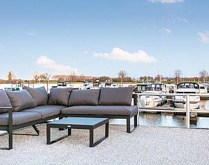 Ruim terras van The Queen vakantiehuis met uitzicht op de jachthaven van Kerkdriel, Rivierengebied.