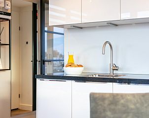 Keuken met moderne voorzieningen in The Queen vakantiehuis, ideaal voor een verblijf in Kerkdriel, Gelderland.