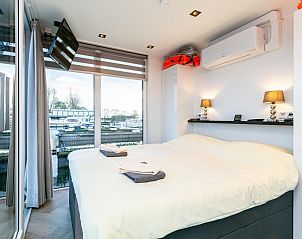 Comfortabele slaapkamer in The Queen vakantiehuis met uitzicht op de serene omgeving van Kerkdriel.