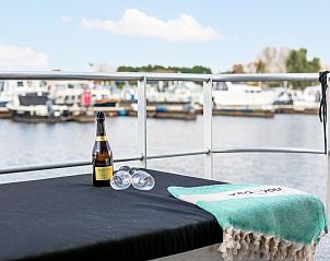 Terras met zitje aan het water van The Queen vakantiehuis, biedt een prachtig uitzicht op Kerkdriel.