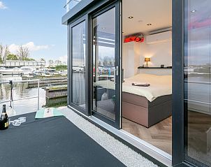 Buitenterras van The Queen vakantiehuis met toegang tot de slaapkamer, gelegen in Kerkdriel, Gelderland.