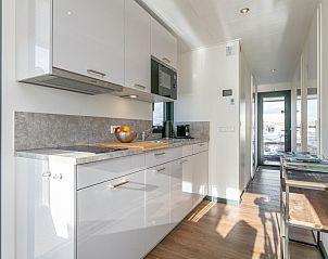 Moderne keuken in Lymaris vakantieaccommodatie, Kerkdriel, met uitzicht op het water in Gelderland.