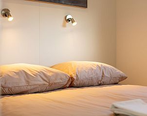 Gezellige slaapkamer in Lymaris vakantieaccommodatie, Kerkdriel, met sfeerverlichting in Gelderland.