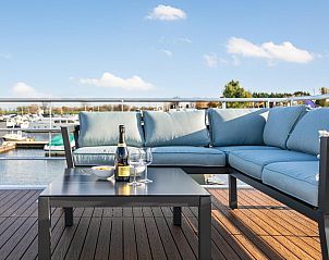 Dakterras van Lymaris vakantieaccommodatie in Kerkdriel, Gelderland, met uitzicht op de jachthaven.