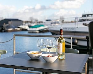 Buitenterras van Lymaris vakantiehuis, Kerkdriel, met wijn en snacks in Gelderland.