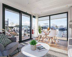 Woonruimte in Lymaris vakantiehuis, Kerkdriel, met uitzicht op de jachthaven in Gelderland.