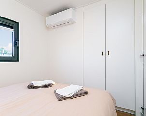 Slaapkamer in Lymaris vakantieaccommodatie, Kerkdriel, Gelderland, met opbergruimte.