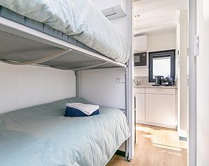 Slaapkamer met stapelbed in Lymaris vakantiehuis, Kerkdriel, Gelderland, met toegang tot keuken.