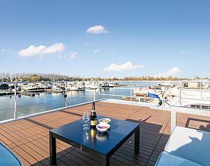 Ruim dakterras van Lymaris vakantiehuis in Kerkdriel, Gelderland, met uitzicht op de jachthaven.