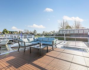 Terras van Lymaris vakantiehuis in Kerkdriel, met uitzicht op de jachthaven in Gelderland.
