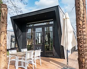 Terras van Vakantiehuis Just Nature 4 in Kerkdriel, perfect voor buiten dineren.