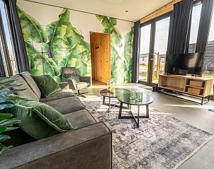 Gezellige zithoek in Vakantiehuis Just Nature 4, Kerkdriel, met groene accenten.