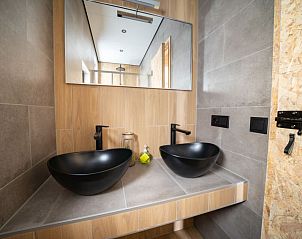 Stijlvolle badkamer in Vakantiehuis Just Nature 4, Kerkdriel, met dubbele wastafel.