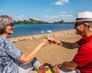 Picknicken aan het strand bij Vakantiehuis Just Nature 4, Kerkdriel, met uitzicht op de rivier.