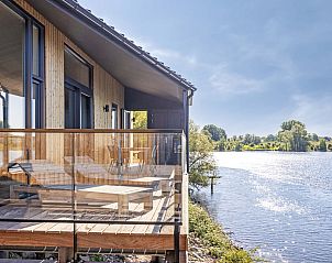Terras van vakantiehuis Vrijstaande woning in Kerkdriel met uitzicht op de rivier, Gelderland