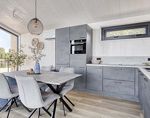 Stijlvolle decoratie in de woonkamer van Vrijstaande woning in Kerkdriel, Gelderland