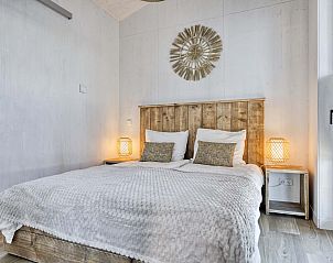 Stijlvolle badkamer met douche in Vrijstaande woning in Kerkdriel, gelegen in Gelderland