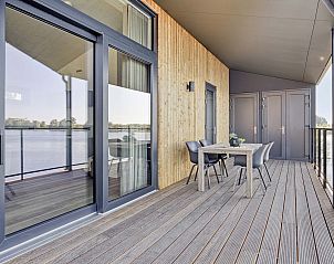 Moderne badkamer met douche in Vrijstaande woning in Kerkdriel, gelegen in het Rivierengebied, Gelderland