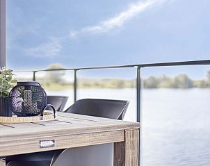 Terras met uitzicht op het water bij Vrijstaande woning in Kerkdriel, vakantiehuis in Gelderland