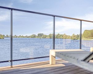 Detail van het terras met decoratie in Vrijstaande woning in Kerkdriel, Gelderland