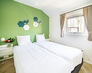 Comfortabele slaapkamer met twee eenpersoonsbedden in Vakantiehuis Velthorst 6, Kerkdriel, Gelderland.