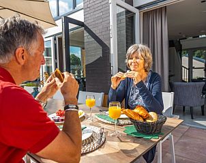 Genieten van ontbijt op het terras van Vakantiehuis Velthorst 6, Kerkdriel met uitzicht op de omgeving.