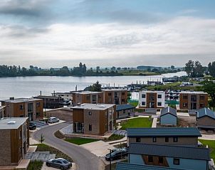 Luchtfoto van Vakantiehuis Velthorst 6, Kerkdriel, gelegen aan het water in het Rivierengebied.
