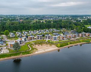 Vakantiehuis Velthorst 6 in Kerkdriel met moderne architectuur en groene omgeving.